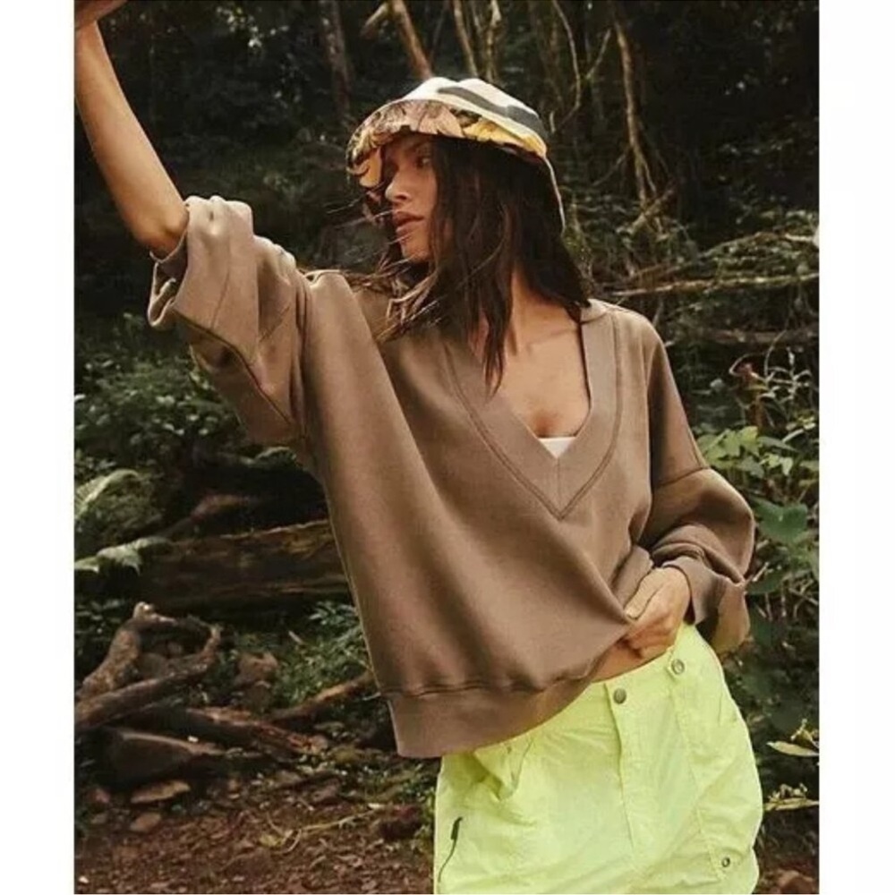 Free People Movement Jumpball Pullover V Neck
Oversized Color Mocha Brown Sz S